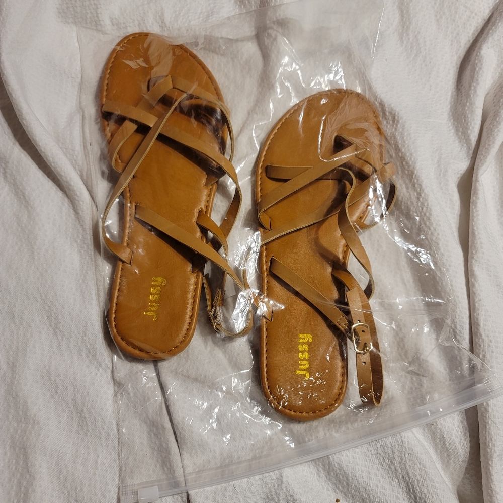 NWT STRAPPY FLAT SANDALS - Picture 3 of 4